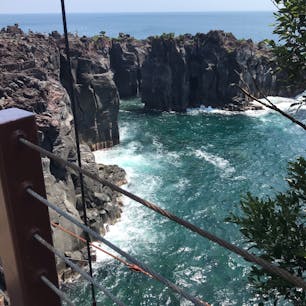 城ヶ崎海岸

海は綺麗だけど、高所恐怖症の私としてはさっさと橋を渡りきりたかった！！笑