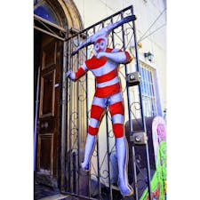 チリ、バルパライソ。
ヤマナ族という絶滅した民族の絵。
実在した民族です。