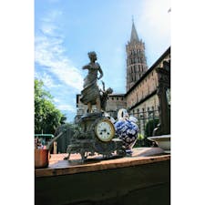 フランス、トゥールーズ。
アンティーク市場の商品。