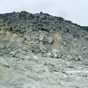 確かに硫黄が多くて硫黄山ですが、此処は草木も生えない地の果て地獄谷ですね。

#の北海道の旅をプチツとね、
#硫黄山　#小涌谷　#北海道の旅　#サント船長の写真　#北海道