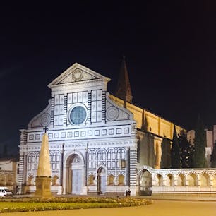 イタリア・フィレンツェ
サンタマリアノベッラ教会
静かな夜にこの前に立つと現代ではないみたい