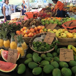 フランス領レユニオン島。
市場は果物いっぱい。