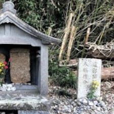 ②最終的に浄土宗側と法華宗側が織田信長公認の宗論に及び、浄土宗側が制したため法華宗側は詫び証文を書かされた。さらに騒ぎを引き起こした責任を取らされ大脇伝助をただちに斬首します。又堺に逃げていた建部紹智も捕らえられて安土にて斬首となった。この２名の処刑に関わる地が此処シガイの森であるとされる
がこの場所で両名が首を刎ねられた証拠は有りません。


#滋賀県観光　#サント船長の写真　#小さな祠　#滋賀県