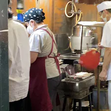 四条大和大路西斜め前は南座、炭で焼くみたらし団子は甘い醤油タレとタップと掛ったきな粉、竹の皮で包んで100％持ち帰りの団子です。
私は昔から祇園には縁が有り、良く此の辺りは来ますが、超行列が出来る店で殆ど買った事はありません、僕の記憶では今回を含めて3回程です。
本気で一時間程並んで買う気が有れば買えますが、食べ物を並んで買うのが嫌いな男ですが此の「みよしや」と出町の「双葉」の豆大福は並んで買います。


#京都祇園 #京都観光 #京都和菓子　#サント船長の写真