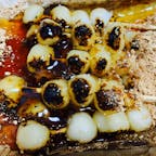 米粉を丸め炭火で焼た、単純な和菓子？何でこんなに売れるのかなあ？
三本は連続で食べられますが、それ以降はきな粉に入れた砂糖の甘さが勝ちます。最初の一本は流石「みよしや」の団子ですと思いますよ🤗

#京都祇園 #京都観光 #京都和菓子　#旅食　#サント船長の写真