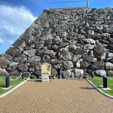 これは、大和郡山城の天守閣の石垣で、転用石が多いのでも有名です、中でも此の天守閣の石垣にお地蔵様が組み込まれています。
此のお地蔵様を組み込んだ石工はどんな思いでお地蔵様をお城の石垣にしたのかな？
　
#サント船長の写真　#日本の城跡　#お城巡り　#城跡