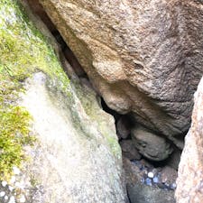 野面積みの石垣には、平城京羅城門の礎石や、石地蔵、五輪塔などがおしげもなく積み込まれています。 さかさ地蔵もこのうちの一つで、石造地蔵菩薩立像が逆さに積み込まれているので「さかさ地蔵」と呼ばれています。 地蔵は、左手に宝珠を持ち、右手に錫杖を持っています。
頭を下に組み込まれて居ます。

#サント船長の写真　#日本の城跡