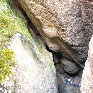野面積みの石垣には、平城京羅城門の礎石や、石地蔵、五輪塔などがおしげもなく積み込まれています。 さかさ地蔵もこのうちの一つで、石造地蔵菩薩立像が逆さに積み込まれているので「さかさ地蔵」と呼ばれています。 地蔵は、左手に宝珠を持ち、右手に錫杖を持っています。
頭を下に組み込まれて居ます。

#サント船長の写真　#日本の城跡