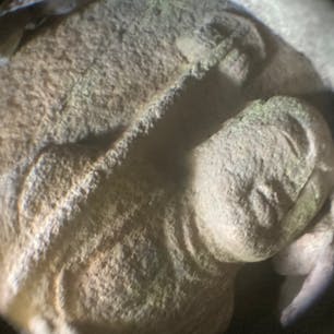 写真を上下を変えました、立派なお地蔵ですね。
大和郡山城は、転用石が多いですが、「逆さ地蔵」のほか、伝・羅城門の礎石を始め、宝篋印塔や五輪塔、石仏などが石垣にこれでもかと散りばめられています。転用石は石垣の表面だけで約1000基に及び、お地蔵様も約200基が確認されています。