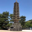 京都府立宇治公園中の島に建つ「十三重石塔」は高さ約15m、現存する日本最大の最古の石塔です。 歴史をさかのぼること720年、鎌倉時代。 奈良西大寺の高僧の叡尊によって、宇治川での殺生の罪を戒め、供養塔として建立されました。

此の塔は大水で度々倒壊します、
桃山時代、石川五右衛門が、倒壊した此の塔の傘石を盗み京都は伏見の藤森神社の御手洗の土台石に寄進しています。

浮島十三重の石塔（重要文化財）

#京都　#石川五右衛門　#サント船長の写真