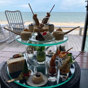 タイ　ホアヒン　let's sea hua hin Hotel アフタヌーンティー
おかず系のモノがシーフードで、タイの味