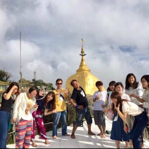 ミャンマーのゴールデンロックですね、日本からの学生さんが来ていました、遠い異国の地では仲間ですね。
日本なら喋っても来れません、
下手したら危ない爺として通報されますね😰

ああ、忘れていました。
外国人観光客の拝観料は別価格です、ミャンマー人は安いです。


#ミャンマー #サント船長の写真