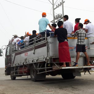 ゴールデンロックへ登るトラックです、こうなれば荷物扱いです、
乗りごち？安全性？そんな物ある訳無いですね(汗)
今コロナウイルスで此処は如何なんかな？


#ミャンマー #サント船長の写真