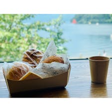 【箱根】芦ノ湖が見える美味しいパン屋さん&カフェ Bakery ＆ Table 箱根
箱根・芦ノ湖にある出来立てのパンをいただけるカフェです。1階でパンを購入したあと、2階や1階外のテラス席でイートインをすることも可能です。3階にはパンを使ったメニューを提供するレストランも併設されており、選択肢がかなり増えます。写真は2階席ですがしっかりと芦ノ湖を眺望できます。1階外のテラス席でも晴れている日は水辺ということもあり、風通しが良く快適に過ごせると思いました。

〈アクセス〉
箱根登山鉄道 箱根湯本駅から箱根登山バス(H路線)約32分「元箱根港」バス停下車すぐ

#箱根 #芦ノ湖 #カフェ巡り #箱根旅行 #カフェ