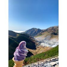 1年1ヶ月前の今日(今頃は夜行バスの中)、立山黒部アルペンルートへ紅葉見に行ったことを思い出したので1枚。
雲海を眺めながらのアイス最高でした…！

今月最終週か来月半ばでまた出かけようと思ってるけど、どこに行こうか？
去年は紅葉遅かったけど今年どうだろ……安定して滋賀岐阜行きたいですが、やはりまだ訪れてない県も行きたいと思ってしまう。

おすすめあれば教えてください。