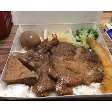 台鐡弁當 右側のフライはシシャモでした。茶色はおいしい。