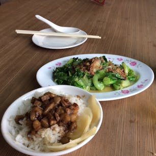 ルーロー飯と青梗菜の炒め物
台湾の定番