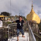 ゴールデンロックは世界7不思議の一つかなぁ？見る方角では今にも落ちそうですが落ちないのでね、世界は広いです、見聞を広めましょう。

#ミャンマー　#サント船長の写真