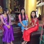 多分学生さんと思いますが、此のカラフルな服はどの様な時に着るのか？

写真を撮らせてと言いますと、こころ良く承諾でした。
此の写真の女の子達は顔にタナカと言う塗り物は有りませんね、何故かな？

判る方教えてね。


#ミャンマー　#サント船長の写真