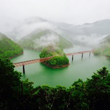 大井川鐵道の奥大井湖上駅🚃
雨のせいで出てきた靄が幻想的💓