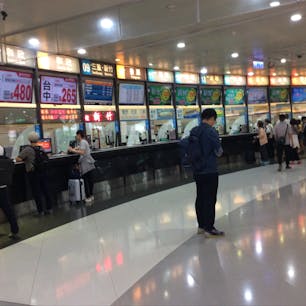 鉄道の台北駅に隣接して長距離バスのターミナルがあります。料金はどこのバス会社でもほぼ一緒です。