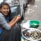 ヤンゴンと思います、道端でお金を懸命に数えて居ましたので、写真を一枚、
ミャンマーはお金は紙幣しか有りません、コインは有りません。
しかし何を売って居たかな？蛇の焼いたの？

#ミャンマー　#サント船長の写真