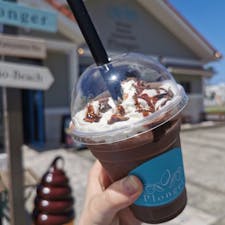 ピーナッツチョコレート専門店
Plonger

千葉県、館山にオープンしたお店。
チョコにコーティングされたピーナッツは味わい深い（一箱500円でしたが量が少なく感じました、、）おすすめはこのフロート！(*´꒳`*)濃すぎるので氷を溶かしつつ飲むのがおすすめ！！