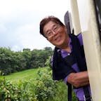 電車のスピードが遅いので、ご覧の通りです。
しかし手摺りは両手でシツカリ握って居ます😰

#ミャンマー　#サント船長の写真