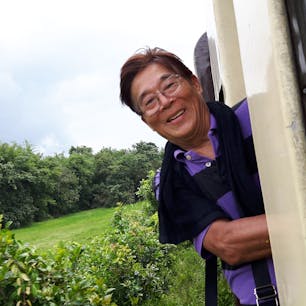 電車のスピードが遅いので、ご覧の通りです。
しかし手摺りは両手でシツカリ握って居ます😰

#ミャンマー　#サント船長の写真