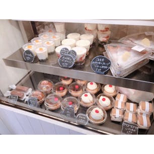 江古田にある人気のお店【Bateau(バトー)】に行ってきました♡

平日にもかかわらず開店30分前からすでに列が💦
16時からオープンする珍しいお店で、現在は時短営業で18時には閉まってしまいます‼️
たった2時間の営業ですが、ほとんど売り切れてしまうのでオープン前からスタンバイするのが確実です♪