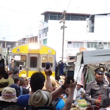 メークロン市場。電車の通過の度に市場は片付けをします。