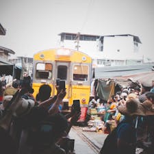 世界中からこの光景を見に来るので人も溢れかえっています。電車もゆっーくり駅に入っていきます。