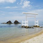 糸島にて。夫婦岩。透き通った海に白い鳥居が綺麗。