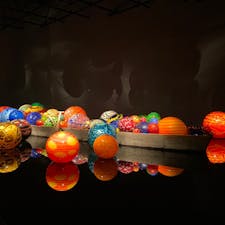 暗闇に浮かぶカラフルなガラスアート、まじまじと見入っちゃうきれいさ。
#富山市ガラス美術館