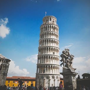 イタリア・ピサ
ピサの斜塔
大きいような小さいような鐘楼