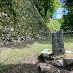 ⑤高取城跡へは壺阪寺コースが楽で石垣も多く有り楽しいですが、猿石迄はかなり遠いですね。
しかし本丸には近いし高台に登れば少し絶景が楽しめます。
本当に良くこんな山にお城を築城した物と感心します。


#酒船石の消失石　#サント船長の写真　#日本の城跡　#お城巡り　#城跡