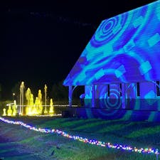 プロジェクションマッピングとイルミネーションと噴水のライトアップと音楽のコラポ。
花火も綺麗でした。