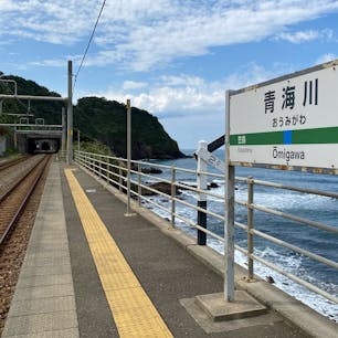 プラットホームと海の間が1メートルくらいです。