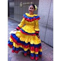 museo del oro前
コロンビアカラーのドレスを着た女性