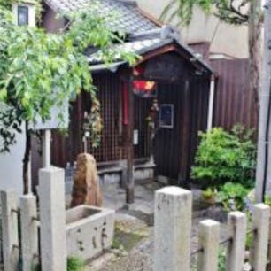 明智光秀の首塚①

京都市東山区の白川橋近くに光秀の首塚が残る。粟田口に埋められた光秀の首の上に塚が築かれ、五重の石塔が立てられたというが、もとは別の場所にあったものが現在の場所に移されたようだ。首塚へは三条通から白川橋を下がって東へ。小さな橋の袂にある和菓子店の北側の路地を進む。民家やアパートが並ぶ路地奥にひっそりと、小さなお堂と隅に五重の石塔があった。有名な戦国武将の塚としてはあまりに簡素に感じたが、世話をする人がいるのだろう、手入れが行き届いていた。

#明智光秀　#京都　#サント芹沢鴨の写真　　#小さな祠