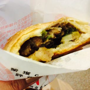 胡椒餅 お肉がぎっしりで胡椒がピリリと効いてます。台湾の料理は八角が入っているものが多く苦手な人も多いかもしれませんが、この胡椒餅は絶対みんな好きな味。