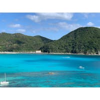 渡嘉敷島から船で行けるはなり島からのケラマブルー。
無加工無着色でこのブルーグラデーション。