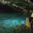 ビーチリゾートのイメージが強いですが、山歩きもできます。涼しい洞窟内で泳げます。