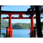 【箱根】芦ノ湖に浮かぶ水中鳥居 箱根神社
この箱根神社にある湖上の鳥居は「平和の鳥居」という名前で、日本の独立を記念して昭和27年に建てられたそうです。箱根遊覧船からもよく眺めることができますが、実際に山道を歩いて鳥居の近くまで来るとまた一味違った雰囲気を味わえます。ここまで来る間には森林にある道を進むので、森林浴にも適していると思います。
.
.
.
［アクセス］
電車・バス利用
小田急ロマンスカーで新宿から箱根湯本まで約70分
↓
箱根登山鉄道箱根湯本駅から路線バスで約45分
.
#箱根 #箱根神社 #神奈川 #神社 #鳥居 #絶景