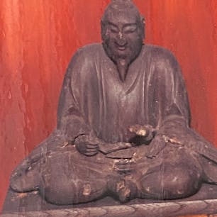 明智光秀の首塚③
厨子の中に座す、此の像が明智光秀公です、私は此処には何度も来て居りますが、まだ一度も見た事は有りません。

#明智光秀　#サント芹沢鴨の写真　#仏像