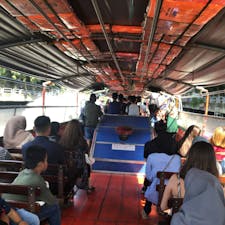 センセープ運河ボート
ボート内はバスより広い。乗ってから係員さんに行き先を告げ、お金を払い、チケットをもらう。細かいお金を用意すると良い。
水よけシートを引っ張るのは外側に乗った乗客なので、危ないと思った時は、サッとヒモを引っ張る。
アナウンスが無いので、降りるところの少し前で入り口付近に移動しておいて、ベルを鳴らして素早く降りる。
落ちるとドブ水なので、危険。
時々乗り降り口も階段も無い船があり、船の外側の足をかけられる縁を踏み台にして乗り降りする。