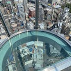 大阪、通天閣
天望パラダイスから見える地上

写真じゃ伝わりにくいけど透けガラスに足を乗せると思っていたより怖いです