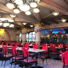 クイーンオブハートのバンケットホール

雨のせいでしょうか？
がら〜んとしてました。