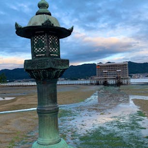 広島県宮島、厳島神社⛩
大鳥居は工事中ですが、早朝の厳島神社はまるでパワーが降り注がれているような気分に…！
水面に空が反射してとても綺麗。

2020.10.10撮影