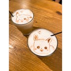 【浅草】好きな絵をラテアートで描いてくれる！東京のラテアート店HATCOFFEE
.
.
.
東京メトロ銀座線 浅草駅から徒歩10分のところにあるこのお店はカフェとして楽しめるだけでなく、キャラクターなどの自分の好きなものの絵をラテアートで描いていただけます！
.
今回はお店側のおすすめで注文したのですが、簡単なものや有名なキャラクターなら追加の料金なしで描いていただけるということで、ポケモンのピカチュウとイーブイを描いていただきました！本当にありがたかったです。お店の雰囲気もなかなか良く、店員さんもとても愛想の良い方でまた来たくなりました！
.
.
.
［アクセス］
銀座線 田原町駅より徒歩3分 又は
東武線・銀座線 浅草駅より徒歩10分
.
.
座席数が少ないのでお気を付け下さい！
.
.
.
#hatcoffee #カフェ #浅草 #浅草グルメ #東京 #東京グルメ #ラテアート #うつわ好き #小さな秋 #cafe